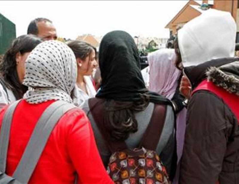 Expulsan de la Universidad islámica egipcia a una alumna por abrazar a su prometido Expulsan de la Universidad islámica egipcia a una alumna por abrazar a su prometido