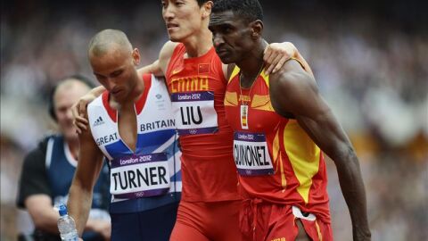 Qui&ntilde;onez y Turner ayudan a Xiang
