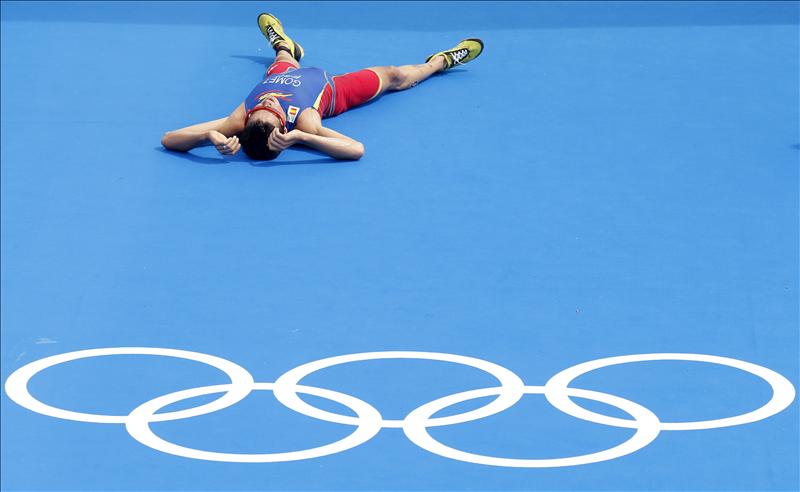 Gómez Noya: "Es difícil conseguir medallas cuando sólo se acuerdan de nosotros cada cuatro años" Gómez Noya: "Es difícil conseguir medallas cuando sólo se acuerdan de nosotros cada cuatro años"