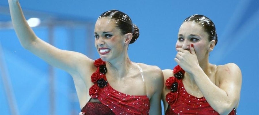 Andrea Fuentes y Ona Carbonell tras ganar la medalla de plata en los JJOO Andrea Fuentes y Ona Carbonell tras ganar la medalla de plata en los JJOO