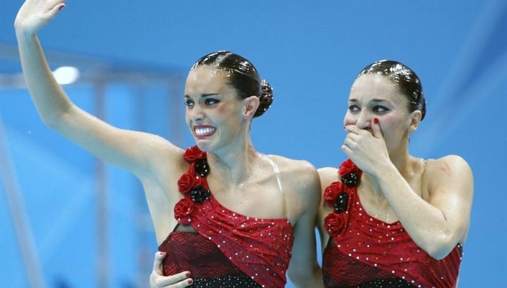 Andrea Fuentes y Ona Carbonell tras ganar la medalla de plata en los JJOO