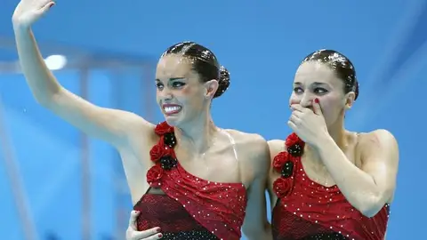 Andrea Fuentes y Ona Carbonell tras ganar la medalla de plata en los JJOO Andrea Fuentes y Ona Carbonell tras ganar la medalla de plata en los JJOO
