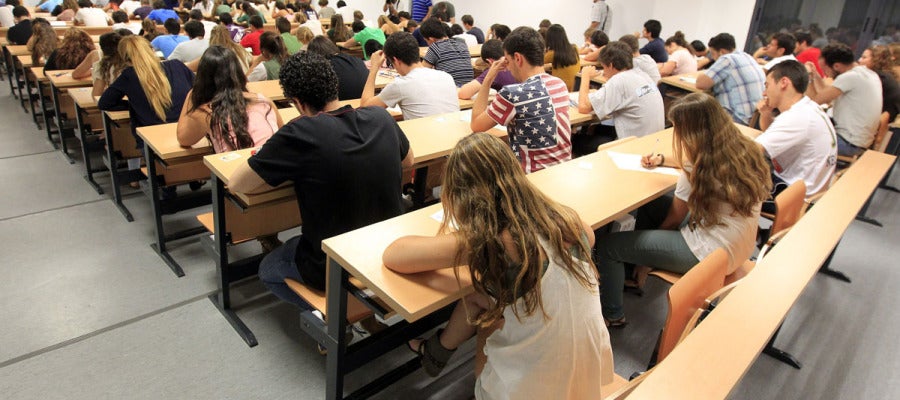 Jóvenes estudiantes durante un examen Jóvenes estudiantes durante un examen