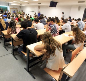 Jóvenes estudiantes durante un examen Jóvenes estudiantes durante un examen