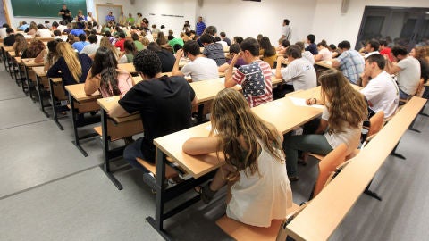 Jóvenes estudiantes durante un examen