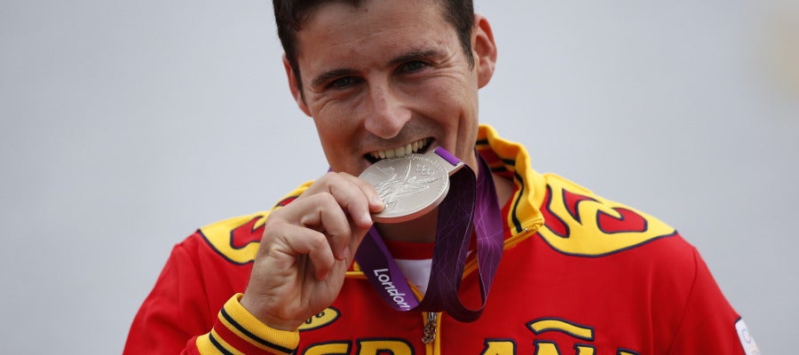 David Cal mordiendo la medalla de plata David Cal mordiendo la medalla de plata