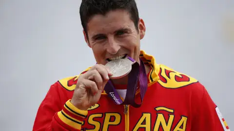 David Cal mordiendo la medalla de plata David Cal mordiendo la medalla de plata