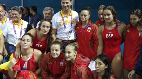 El principe Felipe felicita al equipo espa&ntilde;ol por la plata tras la final