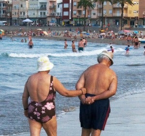 Personas mayores disfrutan de las vacaciones Personas mayores disfrutan de las vacaciones