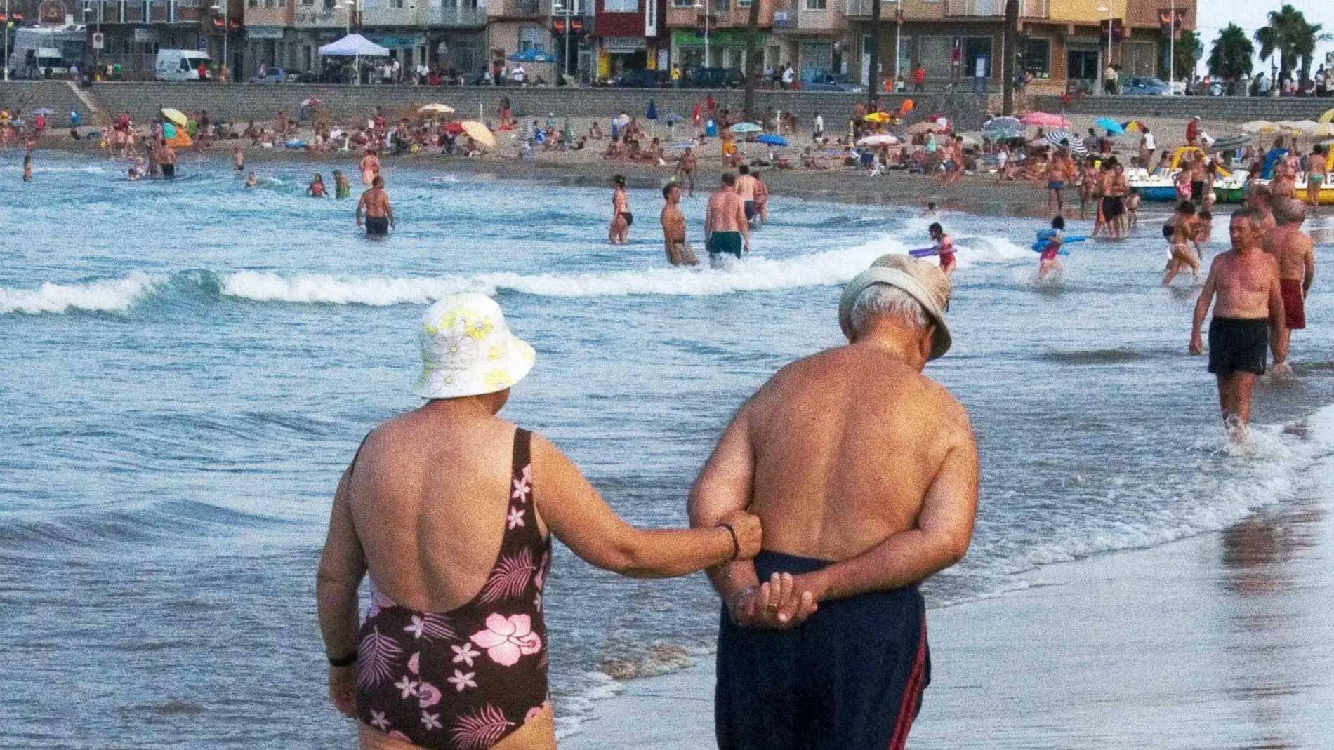 Personas mayores disfrutan de las vacaciones