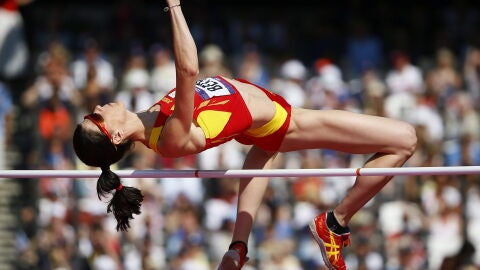 Ruth Beitia realiza un salto de altura.