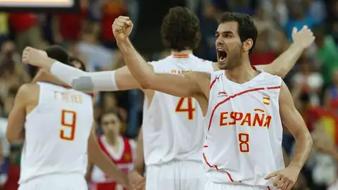 Calderón, Pau Gasol y Felipe Reyes celebran su victoria ante Rusia Calderón, Pau Gasol y Felipe Reyes celebran su victoria ante Rusia