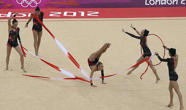 Las chicas de gimnasia rítmica se meten en la final por equipos y lucharán por medalla Las chicas de gimnasia rítmica se meten en la final por equipos y lucharán por medalla