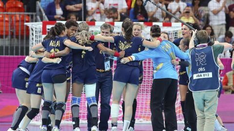 La selecci&oacute;n femenina de balonmano celebra el bronce