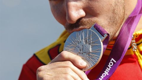 Craviotto besa su medalla