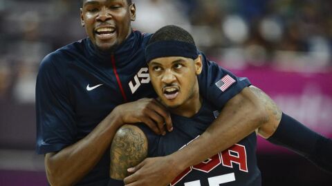 Carmelo Anthony celebra una cesta de tres puntos con su compa&ntilde;ero Kevin Durant