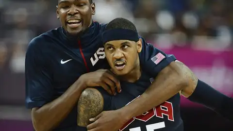 Carmelo Anthony celebra una cesta de tres puntos con su compañero Kevin Durant Carmelo Anthony celebra una cesta de tres puntos con su compañero Kevin Durant