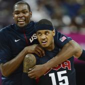 Carmelo Anthony celebra una cesta de tres puntos con su compañero Kevin Durant