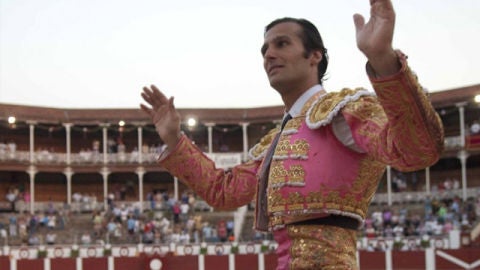 David Mora sale a hombros de la plaza de Gij&oacute;n