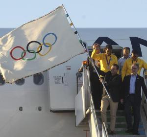 El alcalde de Río, Eduardo Paes, aterriza con la bandera olímpica El alcalde de Río, Eduardo Paes, aterriza con la bandera olímpica