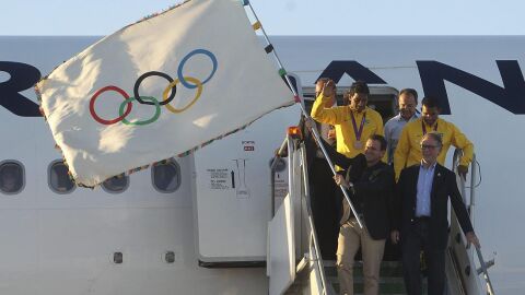 El alcalde de R&iacute;o, Eduardo Paes, aterriza con la bandera ol&iacute;mpica