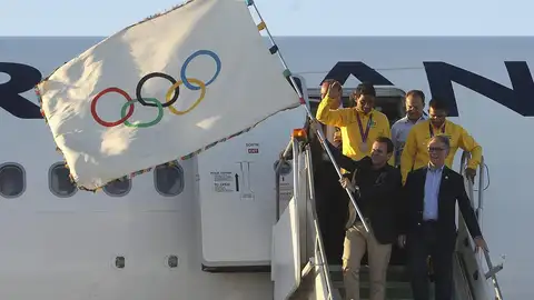 El alcalde de Río, Eduardo Paes, aterriza con la bandera olímpica El alcalde de Río, Eduardo Paes, aterriza con la bandera olímpica