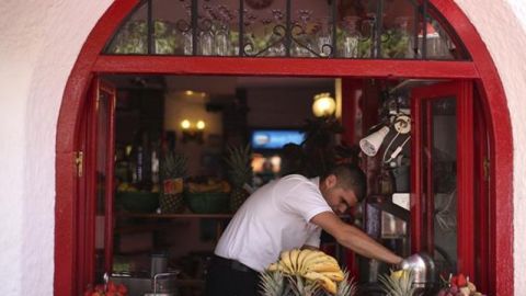 Joven aut&oacute;nomo trabajador