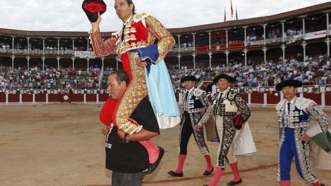 El diestro madrile&ntilde;o Jos&eacute; Ignacio Uceda Leal, en su faena con la muleta durante la quinta de la Feria de Bego&ntilde;a