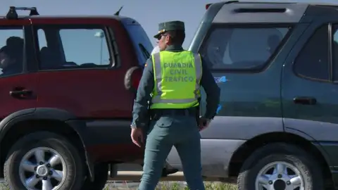 Un agente de la Guardia Civil de Tráfico Un agente de la Guardia Civil de Tráfico
