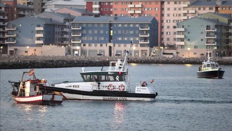 El pesquero "Divina Providencia" escoltado por la Guardia Civil 