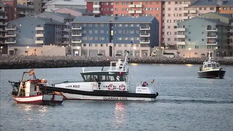 El pesquero "Divina Providencia" escoltado por la Guardia Civil El pesquero "Divina Providencia" escoltado por la Guardia Civil