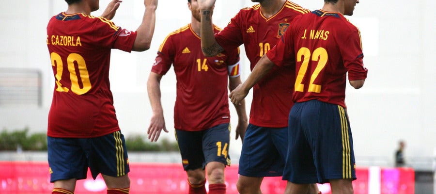 Cesc y Cazorla celebran un gol de España Cesc y Cazorla celebran un gol de España