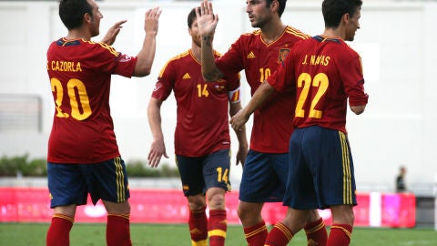 Cesc y Cazorla celebran un gol de Espa&ntilde;a