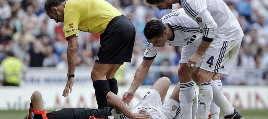 Casillas y Pepe, tendidos en el césped tras chocar en el gol del Valencia Casillas y Pepe, tendidos en el césped tras chocar en el gol del Valencia