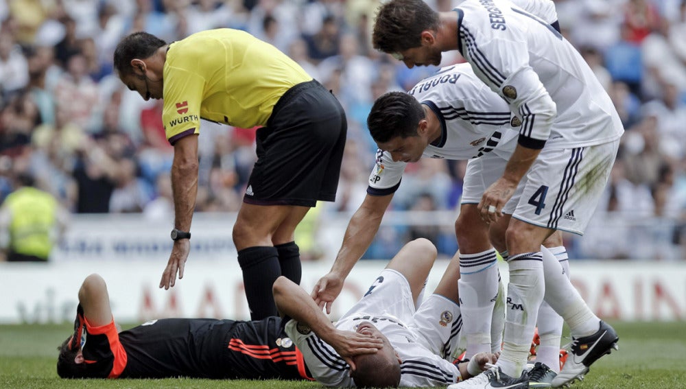 Casillas y Pepe, tendidos en el césped tras chocar en el gol del Valencia