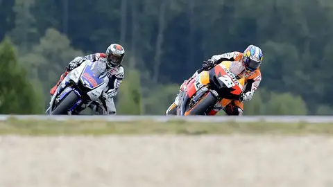 Pedrosa lucha con Lorenzo en Brno Pedrosa lucha con Lorenzo en Brno