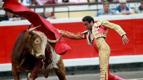 El diestro Enrique Ponce durante la lídia de muleta a su primer toro en la plaza de Vista Alegre, en la octava de abono de las Corridas Generales de la Semana Grande de Bilbao. El diestro Enrique Ponce durante la lídia de muleta a su primer toro en la plaza de Vista Alegre, en la octava de abono de las Corridas Generales de la Semana Grande de Bilbao.