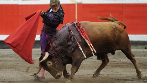 "El Juli", en un momento de la faena a su segundo toro en la sexta de abono de las Corridas Generales de la Semana Grande de Bilbao.
