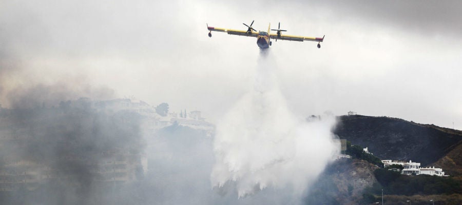 Los aviones intentan ayudar echando agua Los aviones intentan ayudar echando agua