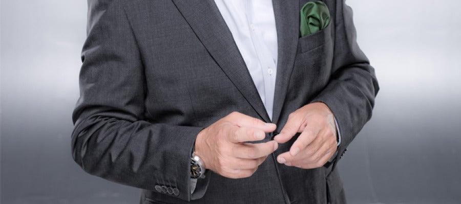 Con elegancia Carlos Herrera posa ante las cámaras y señala al fotógrafo Con elegancia Carlos Herrera posa ante las cámaras y señala al fotógrafo