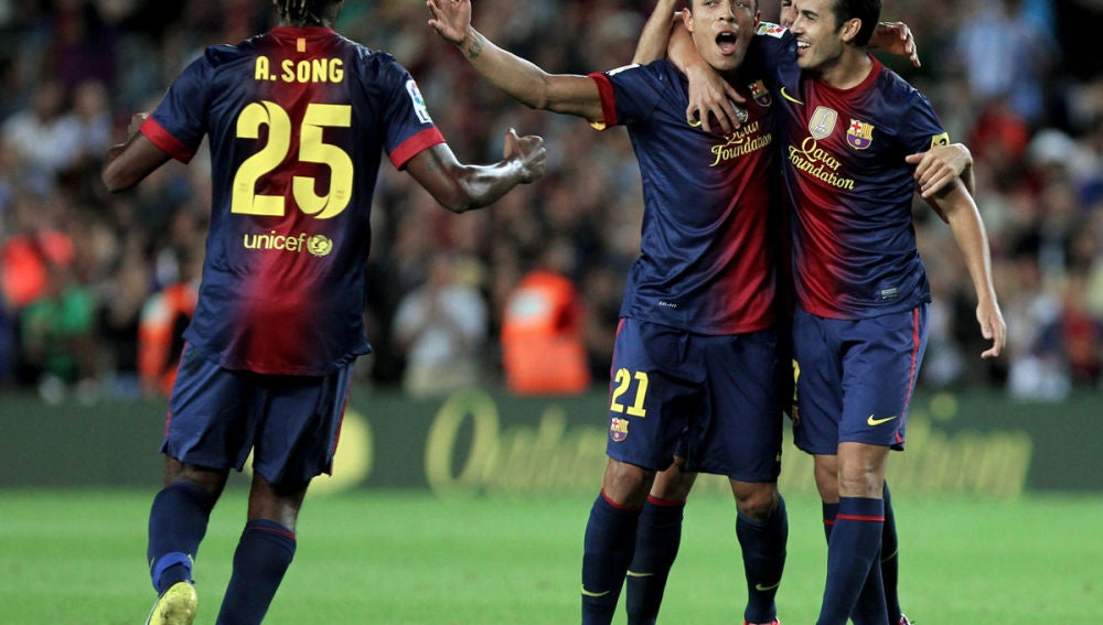 Adriano celebra un gol