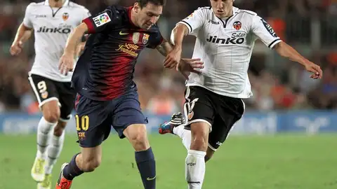El delantero argentino del FC Barcelona Leo Messi se marcha del centrocampista mexicano del Valencia CF Andrés Guardado, en presencia del delantero Roberto Soldado. El delantero argentino del FC Barcelona Leo Messi se marcha del centrocampista mexicano del Valencia CF Andrés Guardado, en presencia del delantero Roberto Soldado.