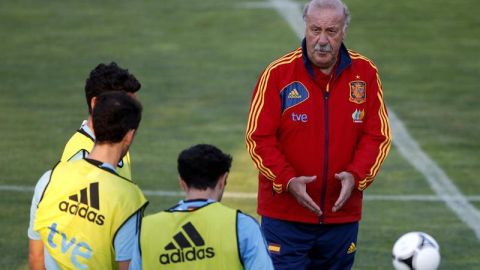 Del Bosque da lecciones a sus jugadores durante el entrenamiento
