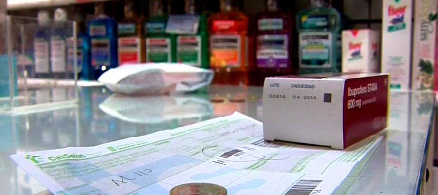 Una moneda de euro sobre una receta Una moneda de euro sobre una receta