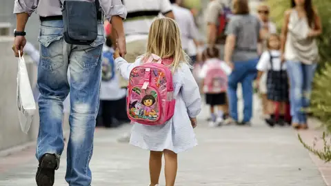 Padre que acompaña a su hija al colegio Padre que acompaña a su hija al colegio
