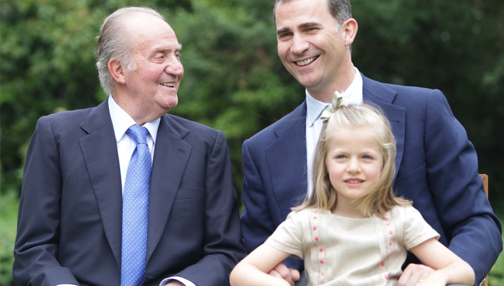El Rey junto al Príncipe de Asturias y la infanta Leonor