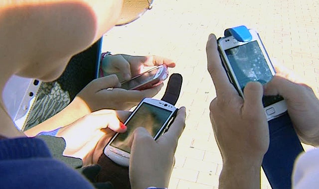 Mesa de redacción: El 60% de las chicas recibe insultos y amenazas de su pareja a través del móvil Mesa de redacción: El 60% de las chicas recibe insultos y amenazas de su pareja a través del móvil