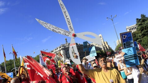 Manifestantes protestan en la Marcha a Madrid contra los recortes del Gobierno