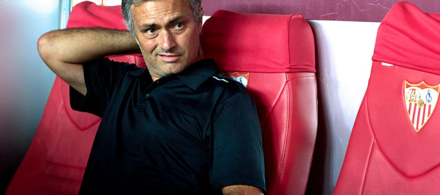Mourinho durante el partido contra el Sevilla Mourinho durante el partido contra el Sevilla