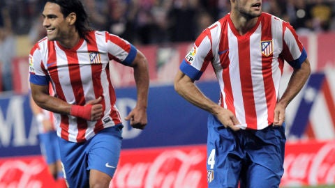 Mario Su&aacute;rez celebra su gol junto a Falcao